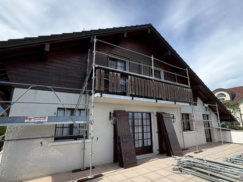 Maison avant peinture des boiseries et changement de planche