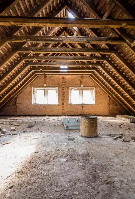 Combles de maison non isolée
